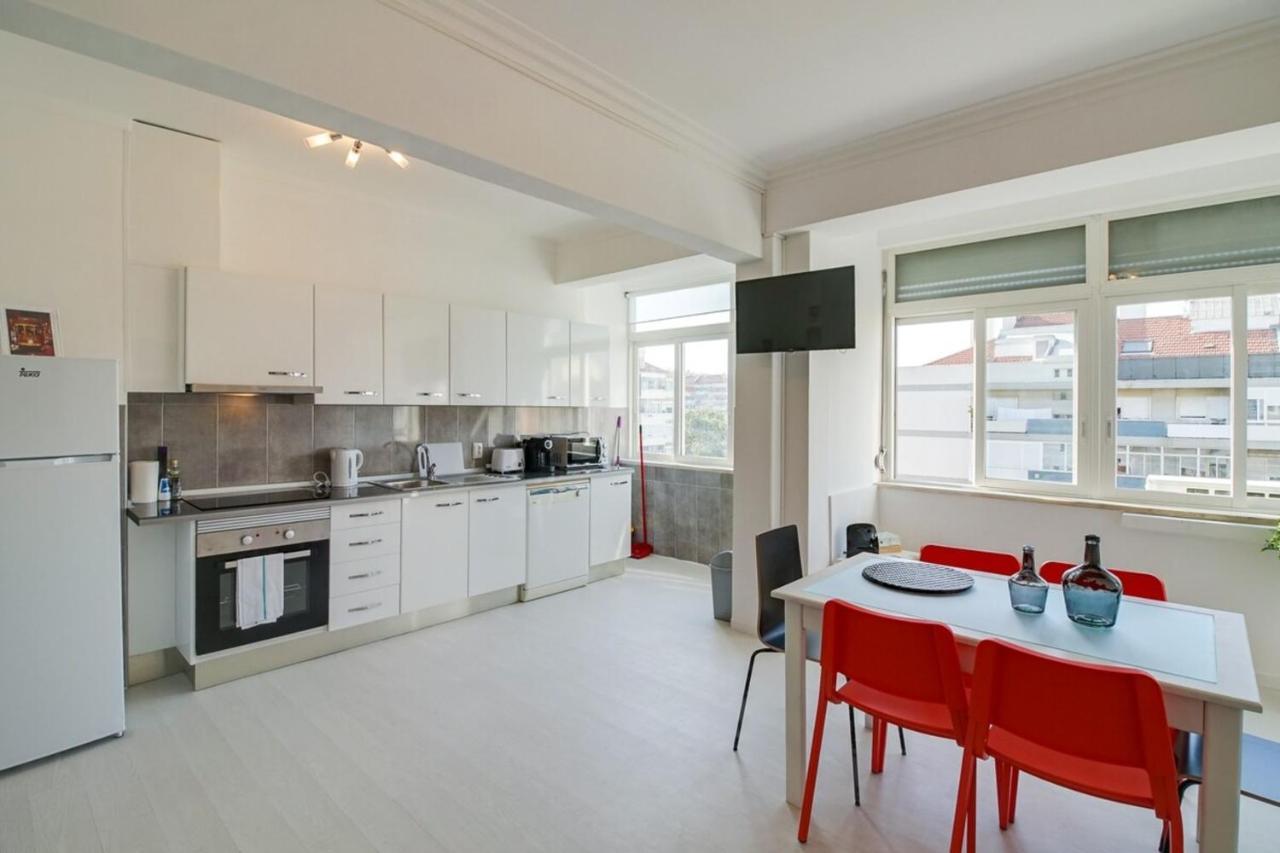 Modern 2 Bedroom With Views In Apartment Lisbon