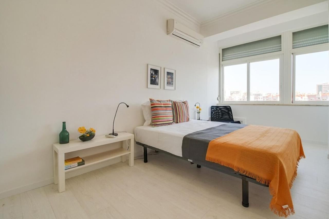 Modern 2 Bedroom With Views In Apartment *